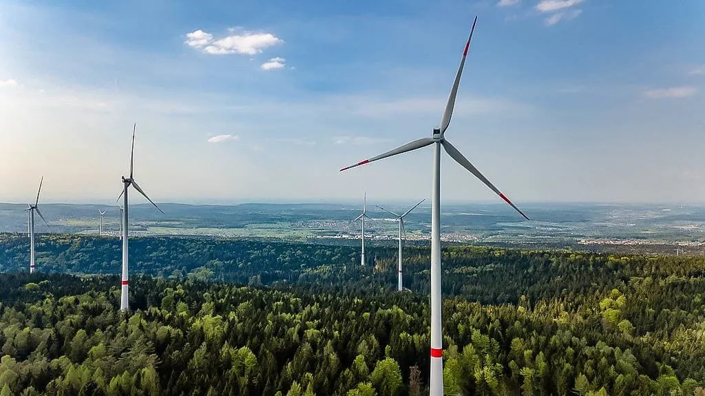 Windkraftanlage im Wald in Baden-Württemberg